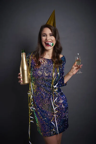 Donna Gioiosa Con Cappello Festa Che Beve Uno Champagne — Foto Stock