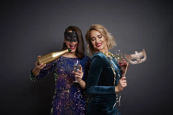 Amigos Celebrando Año Nuevo Con Champán —  Fotos de Stock