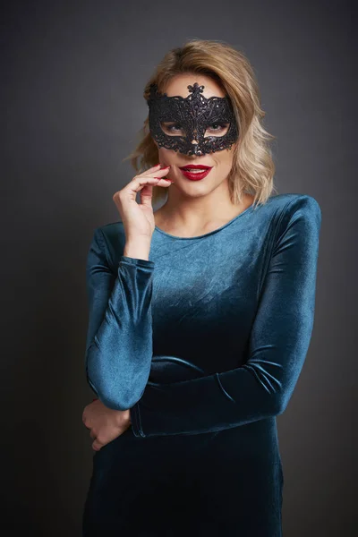 Vacker Kvinna Med Maskerad Mask Studio Skott — Stockfoto