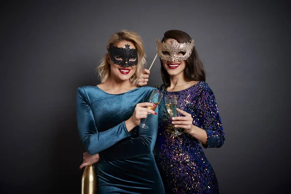 Duas Mulheres Fazendo Brinde Ano Novo — Fotografia de Stock
