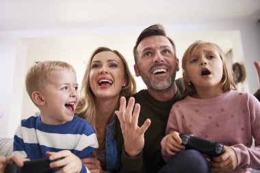 Evde oyun oynayan duygusal ebeveynler ve çocuklar 