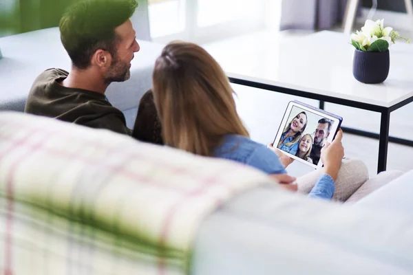 Zadní Pohled Rodinu Pomocí Tabletu Obývacím Pokoji — Stock fotografie