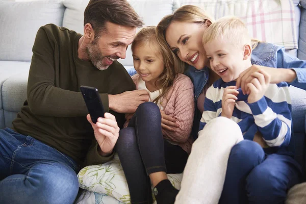 Familie Nutzt Handy Wohnzimmer — Stockfoto
