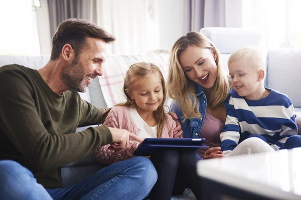 Šťastná Rodina Tabletem Tráví Čas Spolu Obývacím Pokoji — Stock fotografie