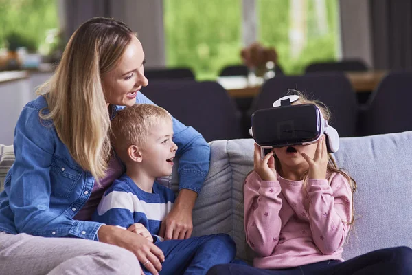 Criança Usando Simulador Realidade Virtual — Fotografia de Stock