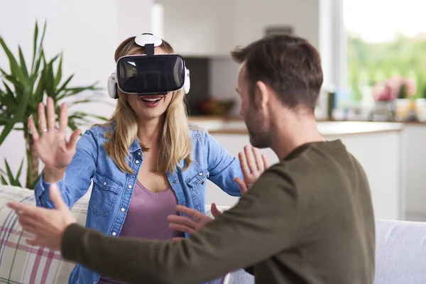Mulher Moderna Usando Simulador Realidade Virtual Sala Estar — Fotografia de Stock