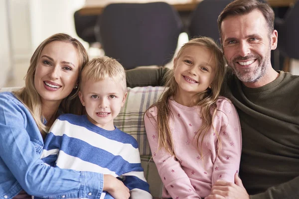 Porträt Einer Lächelnden Familie Mit Zwei Kindern — Stockfoto