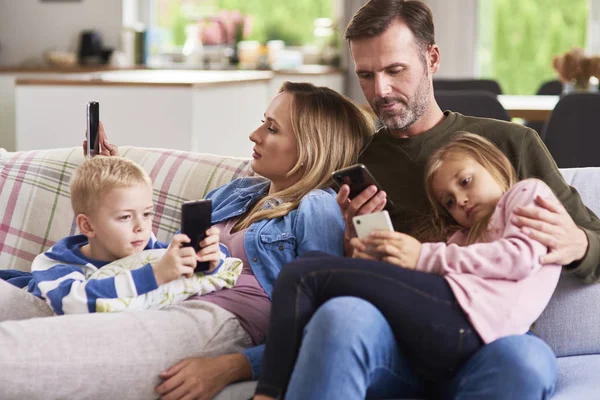 Pais Crianças Usando Telefone Celular Sala Estar — Fotografia de Stock