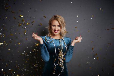 Konfeti yağmurunun altında elinde bir şey tutan kadın. 