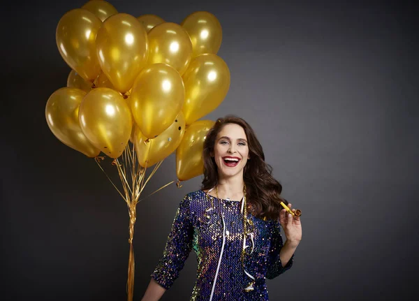 Schöne Frau Mit Goldenen Luftballons Studioaufnahme — Stockfoto