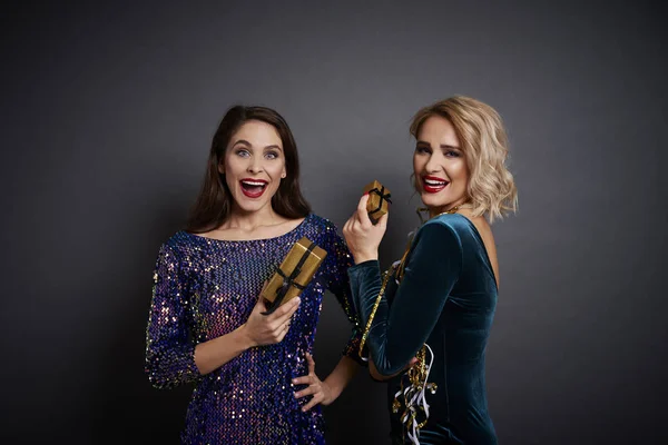 Gelukkig Vrouwen Met Gouden Geschenken Zwarte Achtergrond — Stockfoto