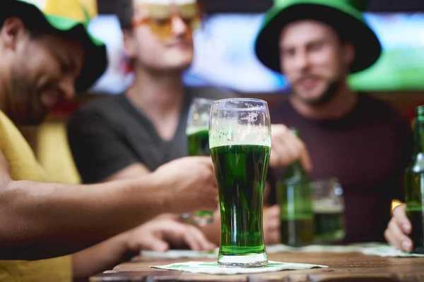 Becher Mit Kaltem Und Frischem Bier — Stockfoto