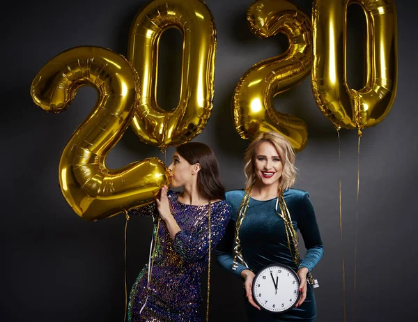 Dos Mujeres Están Llenas Anticipación Para Año Nuevo — Foto de Stock