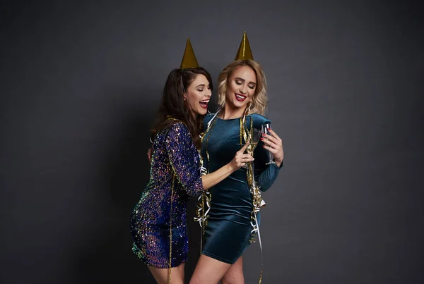Las Mujeres Alegres Haciendo Brindis Por Buen Año Nuevo — Foto de Stock