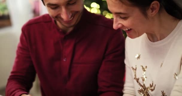 圣诞期间情侣使用流动电话的俯瞰画面 — 图库视频影像