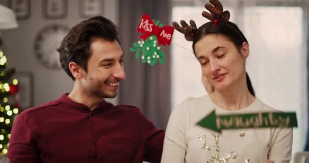 Romantischer Moment Für Verliebtes Paar Der Weihnachtszeit — Stockvideo