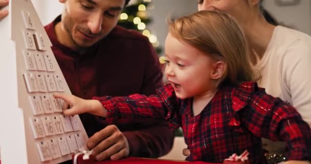 Vista Familia Con Bebé Esperando Navidad — Vídeos de Stock