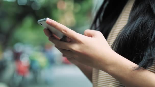 Cep Telefonu Kullanan Kadına Yakınlaş — Stok video