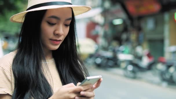 Βιετναμέζα Γυναίκα Που Χρησιμοποιεί Έξυπνο Τηλέφωνο Στην Πόλη — Αρχείο Βίντεο