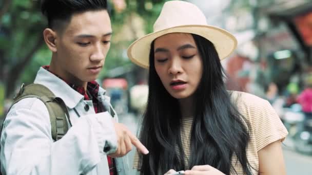 Пара Вьетнамских Туристов Выбирают Наилучший Путь Путешествия — стоковое видео
