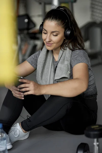 Athletin Auf Dem Boden Liegend — Stockfoto