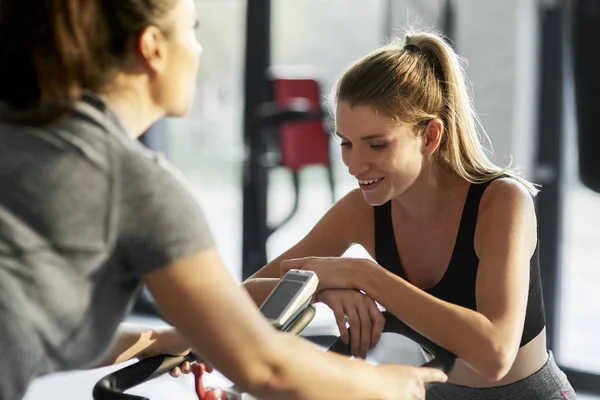 フィットネス センターでは女性とパーソナル トレーナー — ストック写真