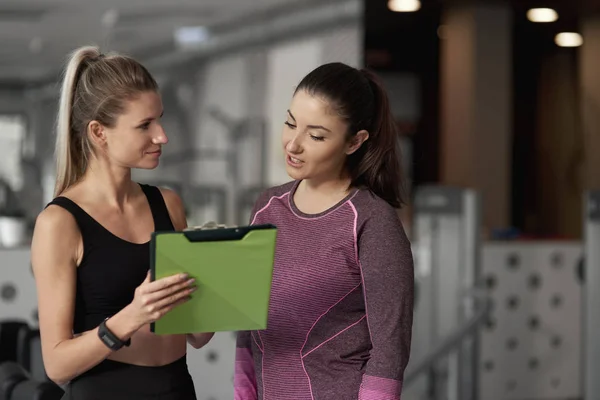 Instructor Fitness Mujer Hablando Gimnasio — Foto de Stock