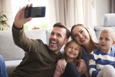 Neşeli aile selfie çekmiş. 
