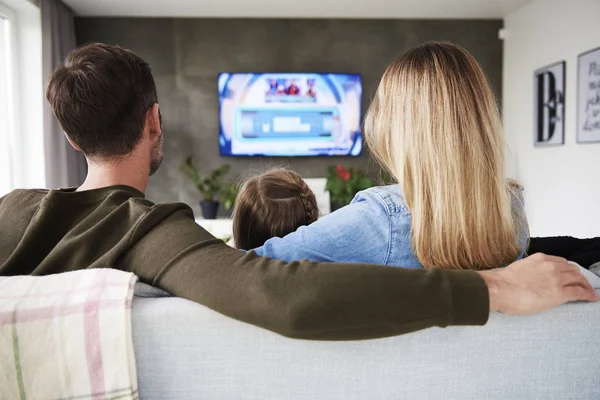 Vista Trasera Familia Viendo Televisión Sala Estar — Foto de Stock