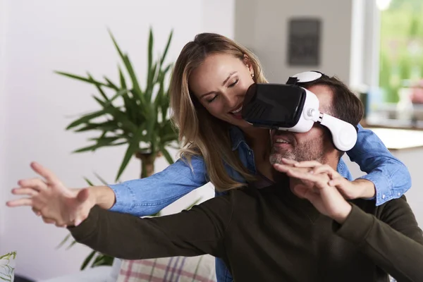 Casal Moderno Usando Simulador Realidade Virtual — Fotografia de Stock