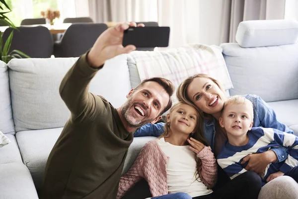 Selfie Ευτυχισμένη Οικογένεια Δύο Παιδιά — Φωτογραφία Αρχείου