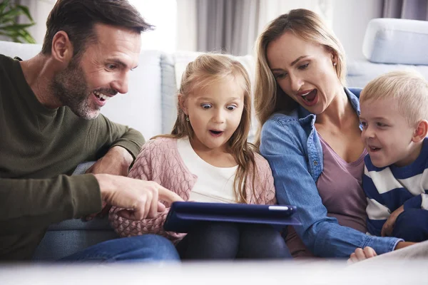 Pais Surpresos Com Crianças Olhando Para Tablet — Fotografia de Stock