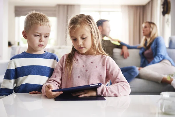 Niños Enfocados Utilizando Tecnología Los Padres Fondo —  Fotos de Stock