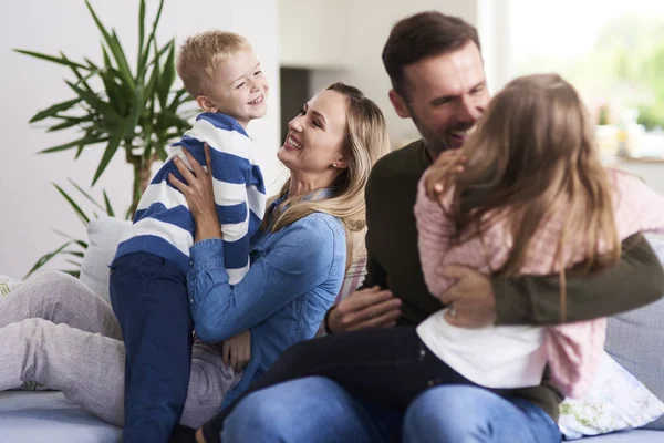 Fröhliche Familie Genießt Gemeinsam Hause — Stockfoto