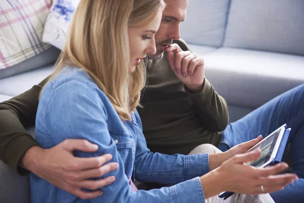 Casal Preocupado Usando Tecnologia Casa — Fotografia de Stock