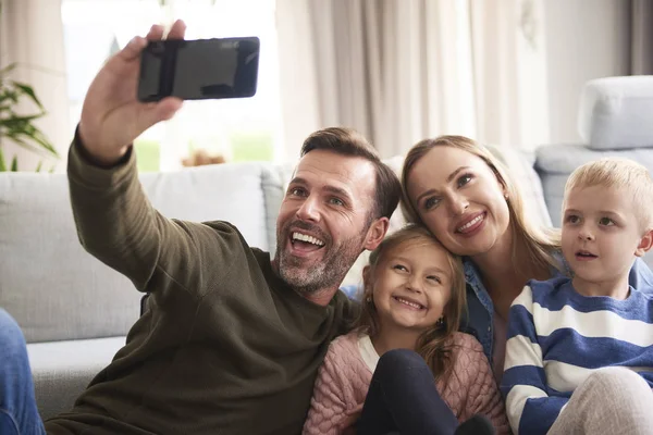 Fröhliche Familie Machte Ein Selfie — Stockfoto