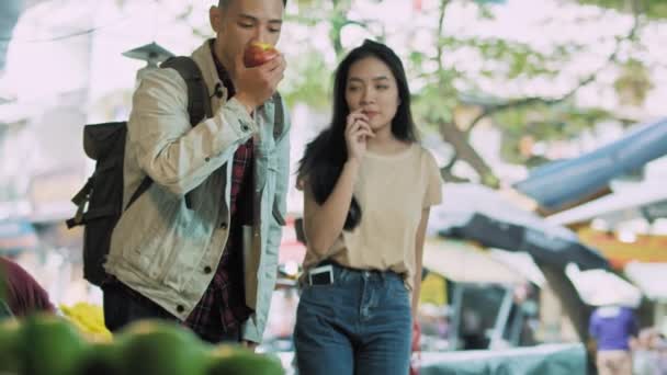 Vue Poche Couple Vietnamien Achetant Des Fruits Marché — Video