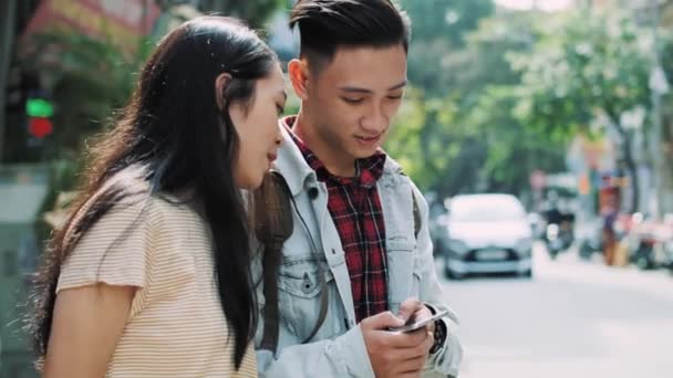 Vista Portátil Casal Vietnamita Olhando Para Telefone Móvel — Vídeo de Stock