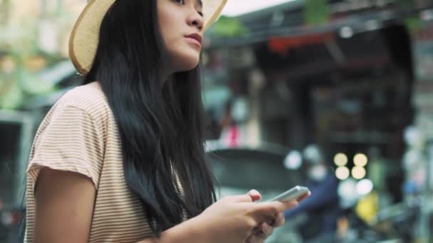 Vista Portátil Mulher Vietnamita Usando Telefone Inteligente — Vídeo de Stock