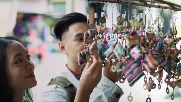 Handheld View Tourists Buying Decorations Vietnamese Market — Stockvideo