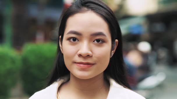 Ręczne Pokazy Wideo Młodej Wietnamki Patrzącej Kamerę — Wideo stockowe