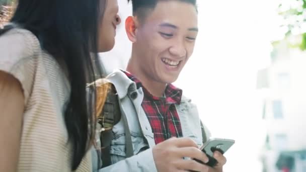 Pandangan Genggam Dari Pasangan Vietnam Berselancar Internet Bersama Sama — Stok Video