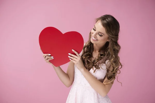 Glimlachende Vrouw Kijkt Naar Lege Valentijnskaart — Stockfoto