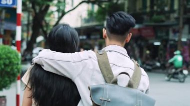 Vietnam 'da yürüyen sevgi dolu bir çiftin el kamerası görüntüsü. 