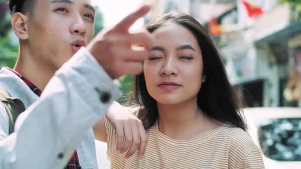 Handheld View Vietnamese Couple Enjoying View — Stockvideo