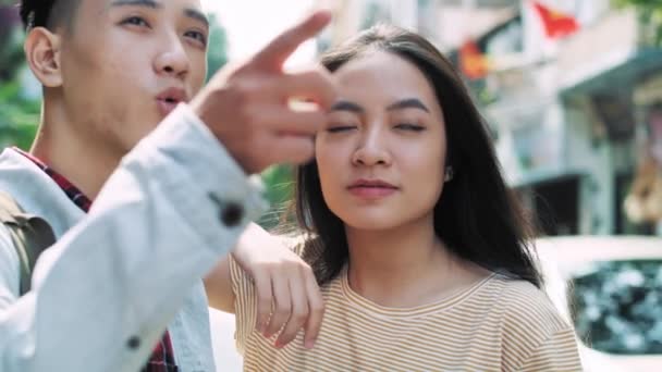 Vista Mano Pareja Vietnamita Disfrutando Vista — Vídeo de stock