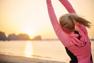 Kadının temiz hava üzerinde egzersiz yaptığı arka manzara. 