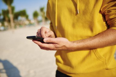 Cep telefonu kullanan adamı kapat 