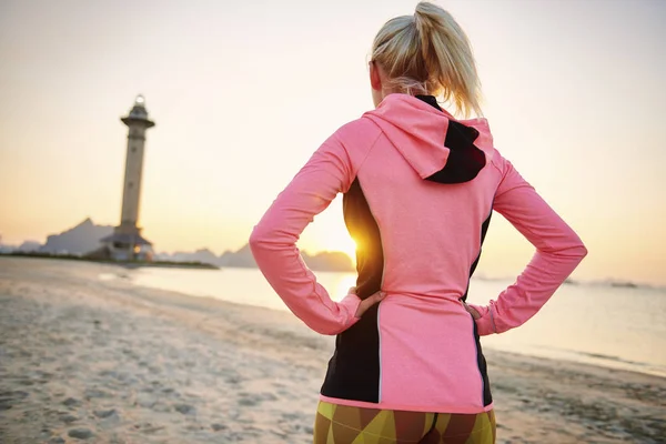 Achteraanzicht Van Sportieve Vrouw Het Strand — Stockfoto