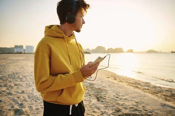 Jeune Homme Écoutant Musique Sur Plage — Photo